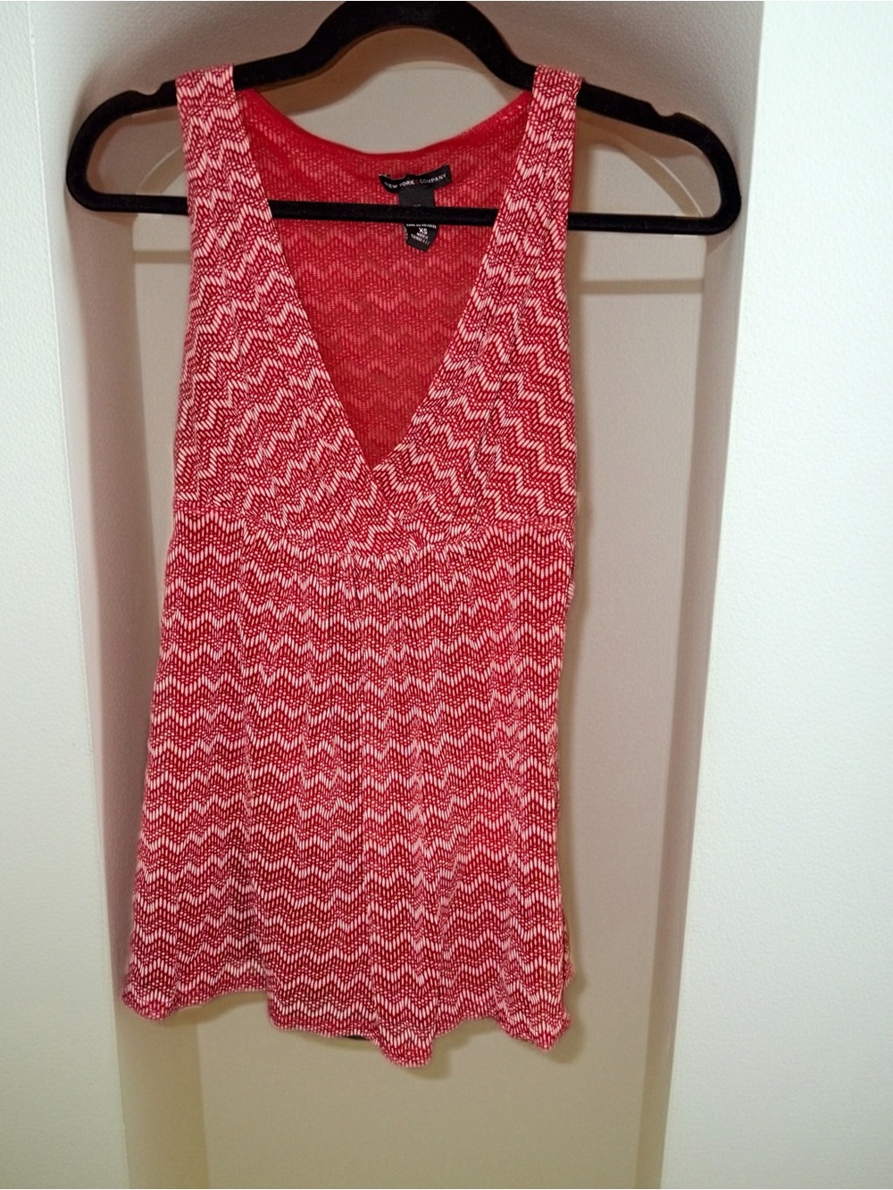 New York & Company Red Chevron Knit V-Neck Women's Top